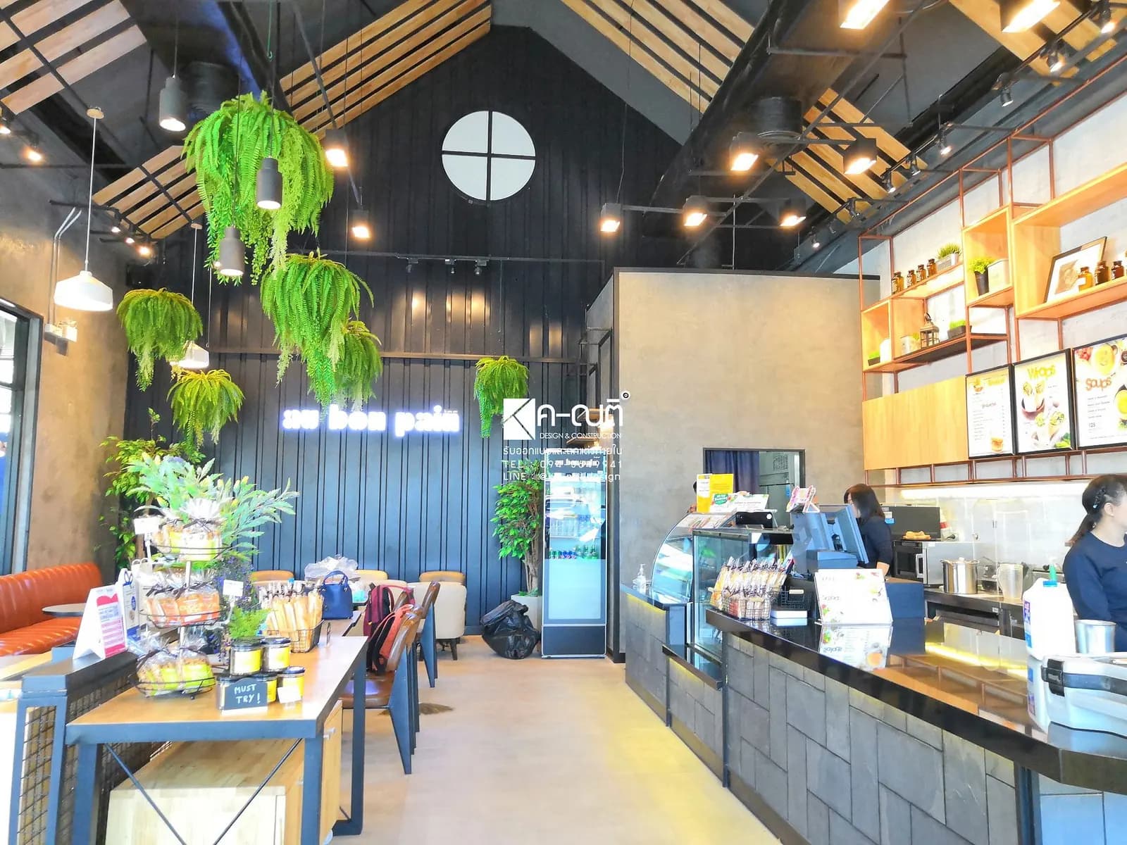 เคาน์เตอร์และต้นไม้แขวนภายในร้าน