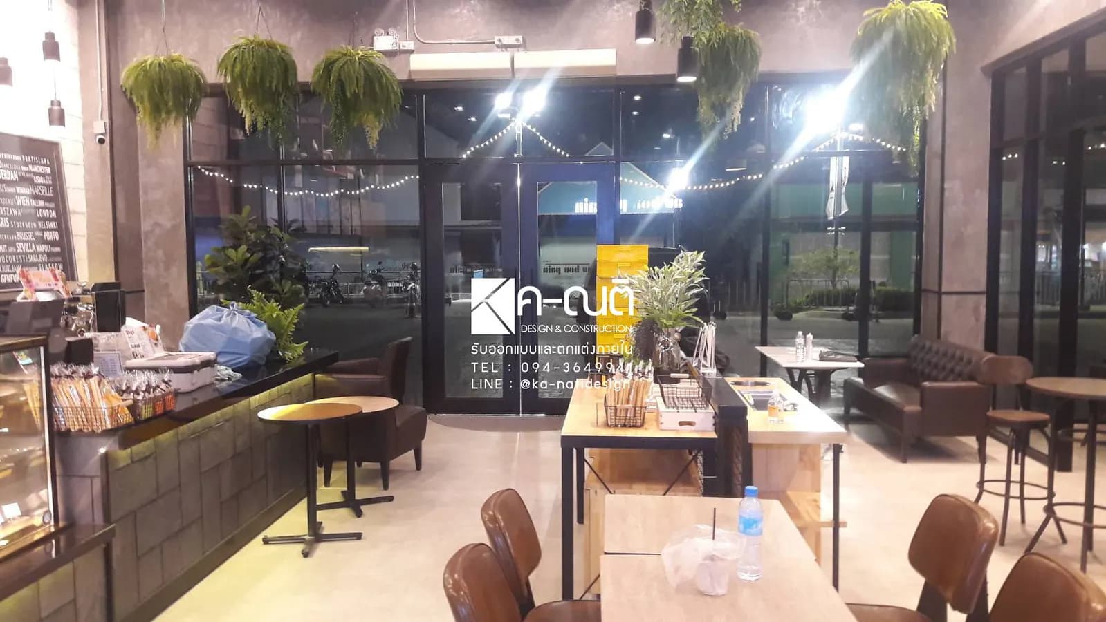ภาพรวมร้านในบรรยากาศแสงอุ่น