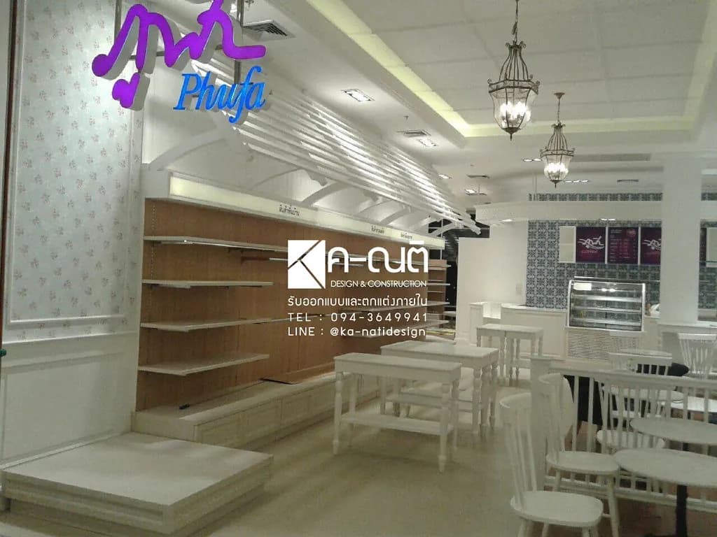 ทางเดินกลางร้านระหว่างชั้นไม้กับมุมนั่ง