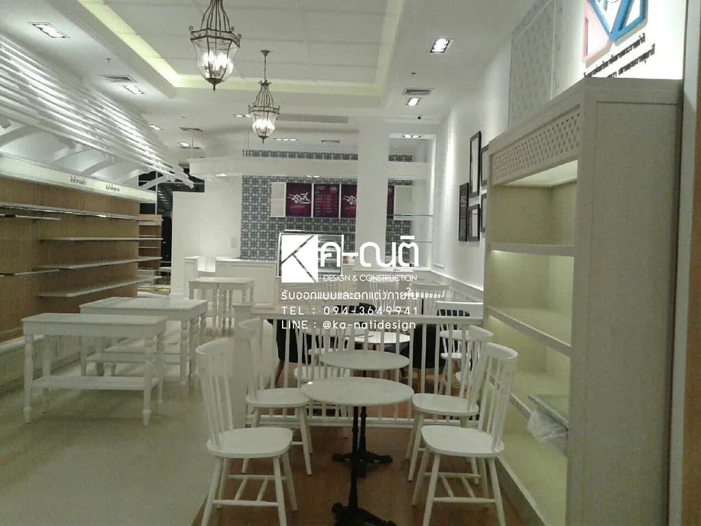 พื้นที่นั่งพักและแสงตามแนวฝ้า