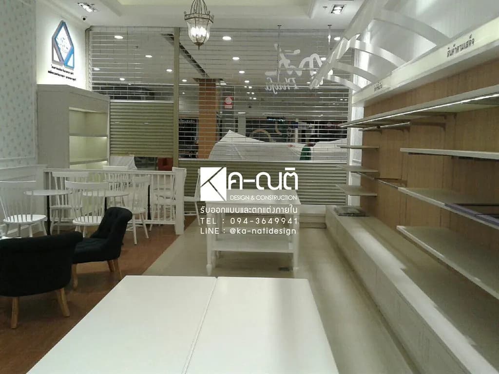 มุมมองจากโต๊ะกลางร้านไปยังชั้นจัดแสดง