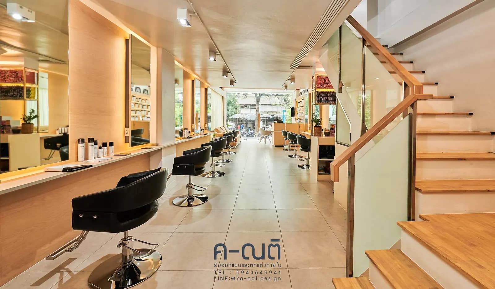 แนวกระจกและเคาน์เตอร์ทำผมภายในร้าน