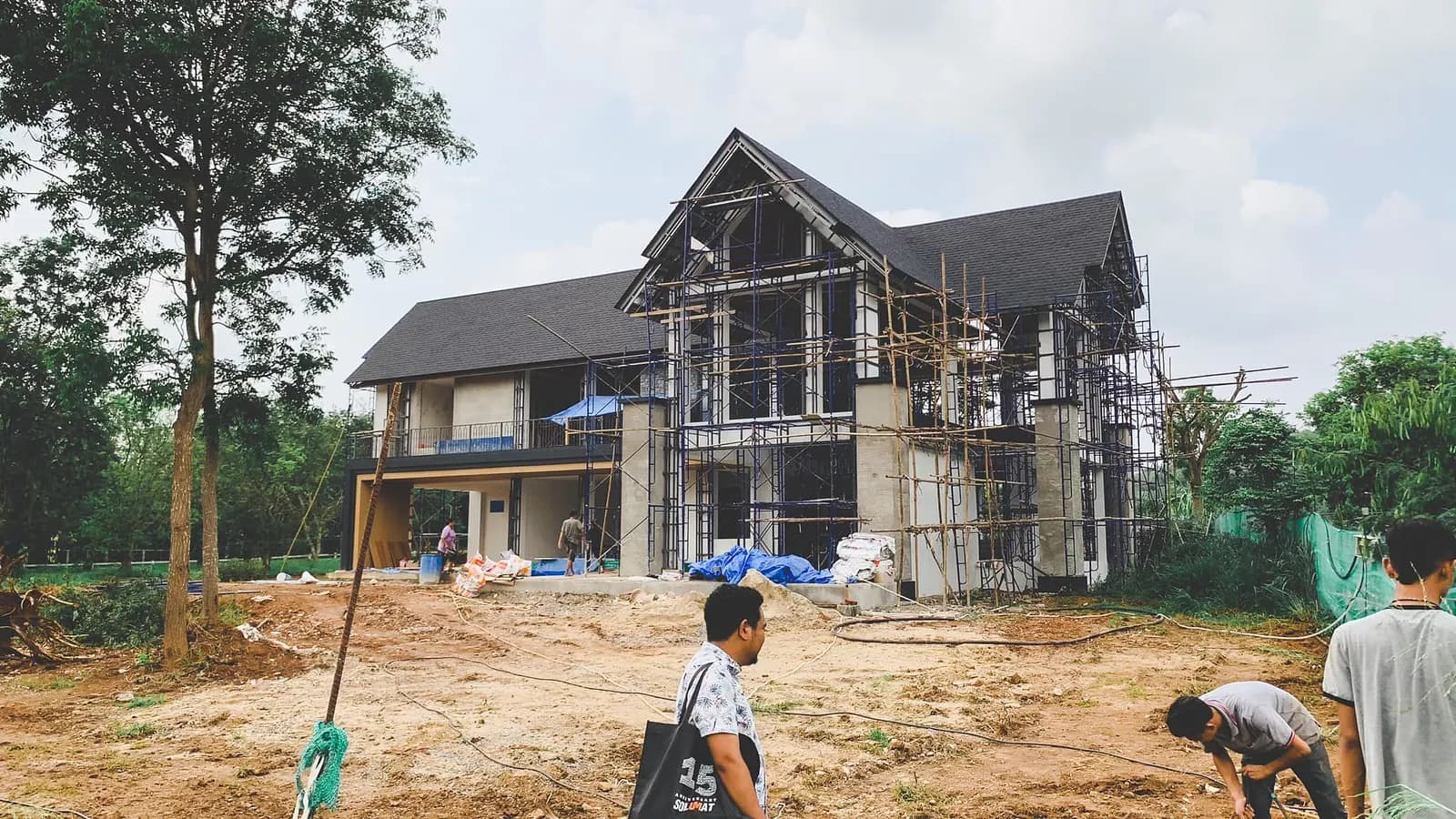 ภาพหน้างานบ้านหลังคาจั่วระหว่างก่อสร้าง